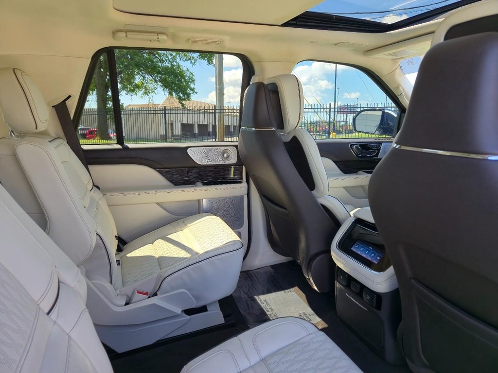 Lincoln Navigator Vehicle Full-screen Gallery Image 11