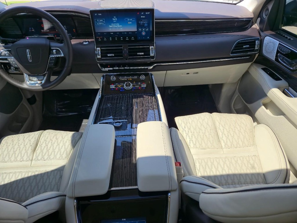 Lincoln Navigator Vehicle Full-screen Gallery Image 12