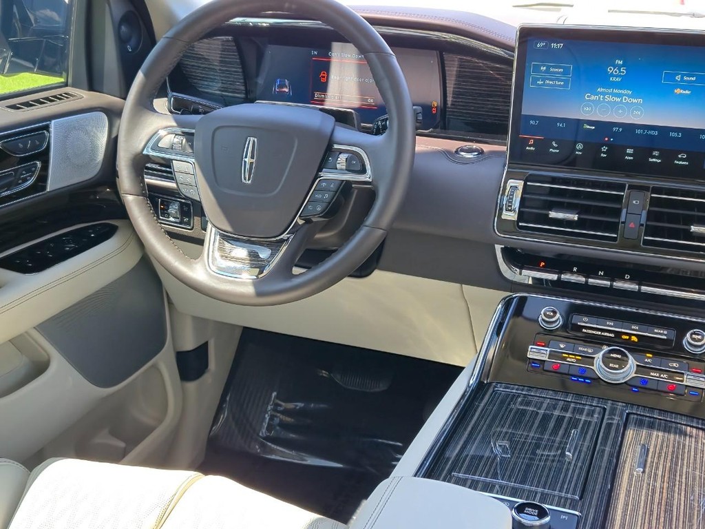 Lincoln Navigator Vehicle Full-screen Gallery Image 13