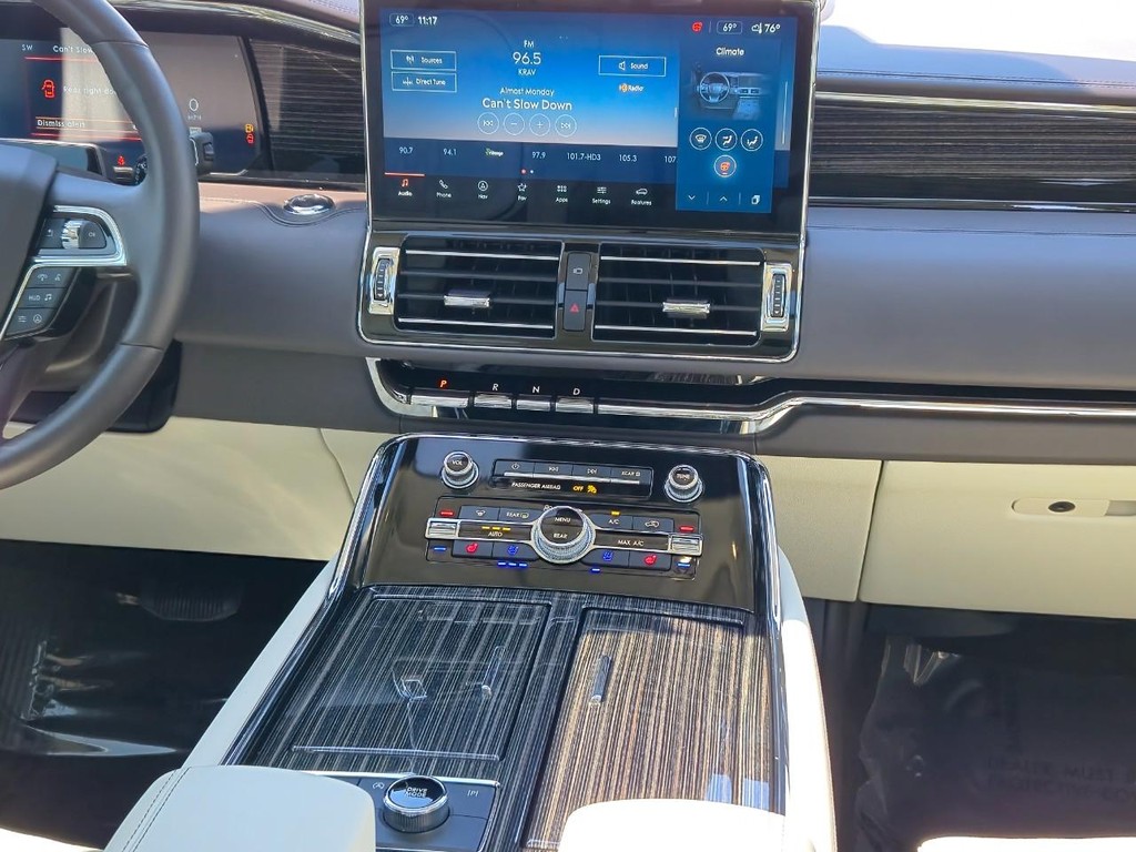 Lincoln Navigator Vehicle Full-screen Gallery Image 14