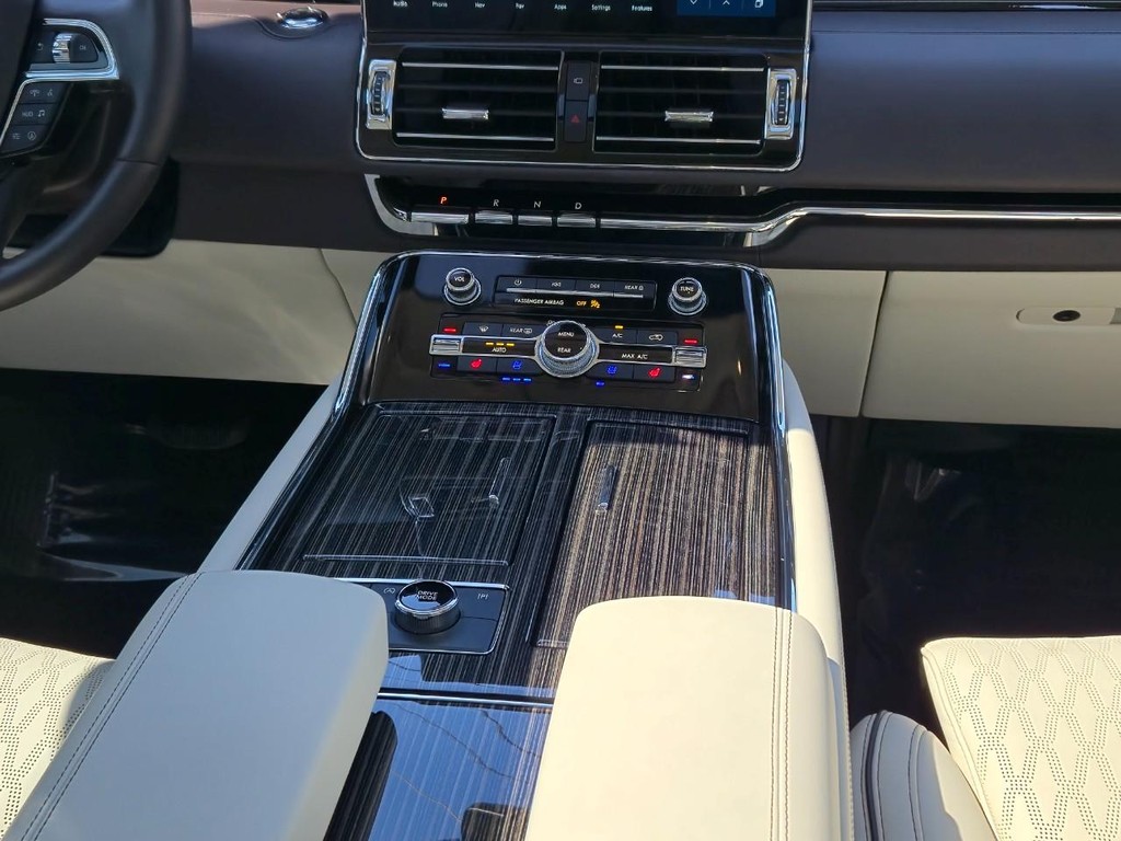 Lincoln Navigator Vehicle Full-screen Gallery Image 15