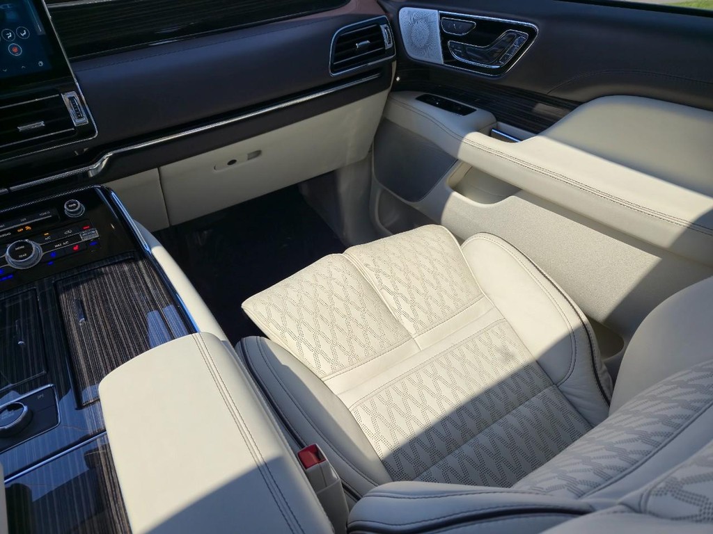 Lincoln Navigator Vehicle Full-screen Gallery Image 16