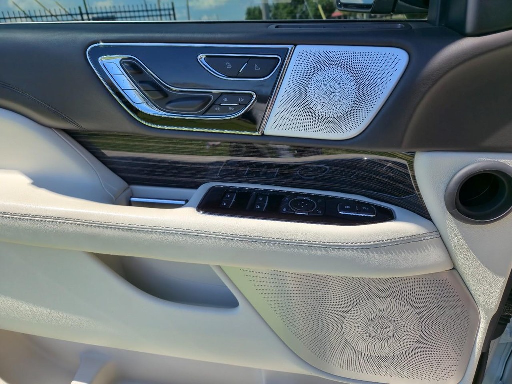 Lincoln Navigator Vehicle Full-screen Gallery Image 17