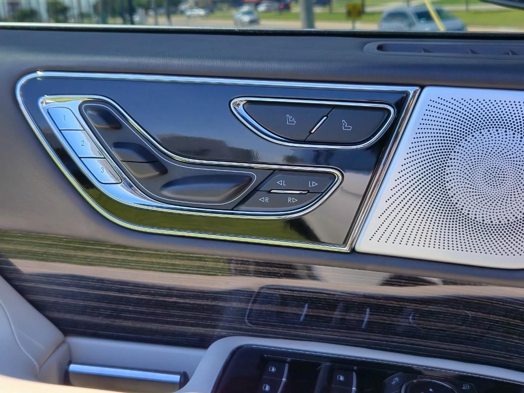 Lincoln Navigator Vehicle Full-screen Gallery Image 18