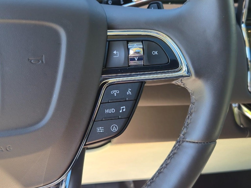 Lincoln Navigator Vehicle Full-screen Gallery Image 20
