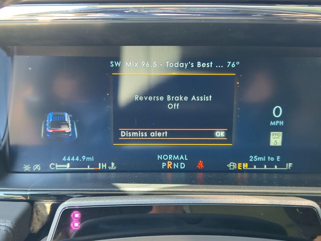Lincoln Navigator Vehicle Full-screen Gallery Image 21
