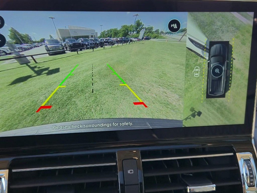 Lincoln Navigator Vehicle Full-screen Gallery Image 22