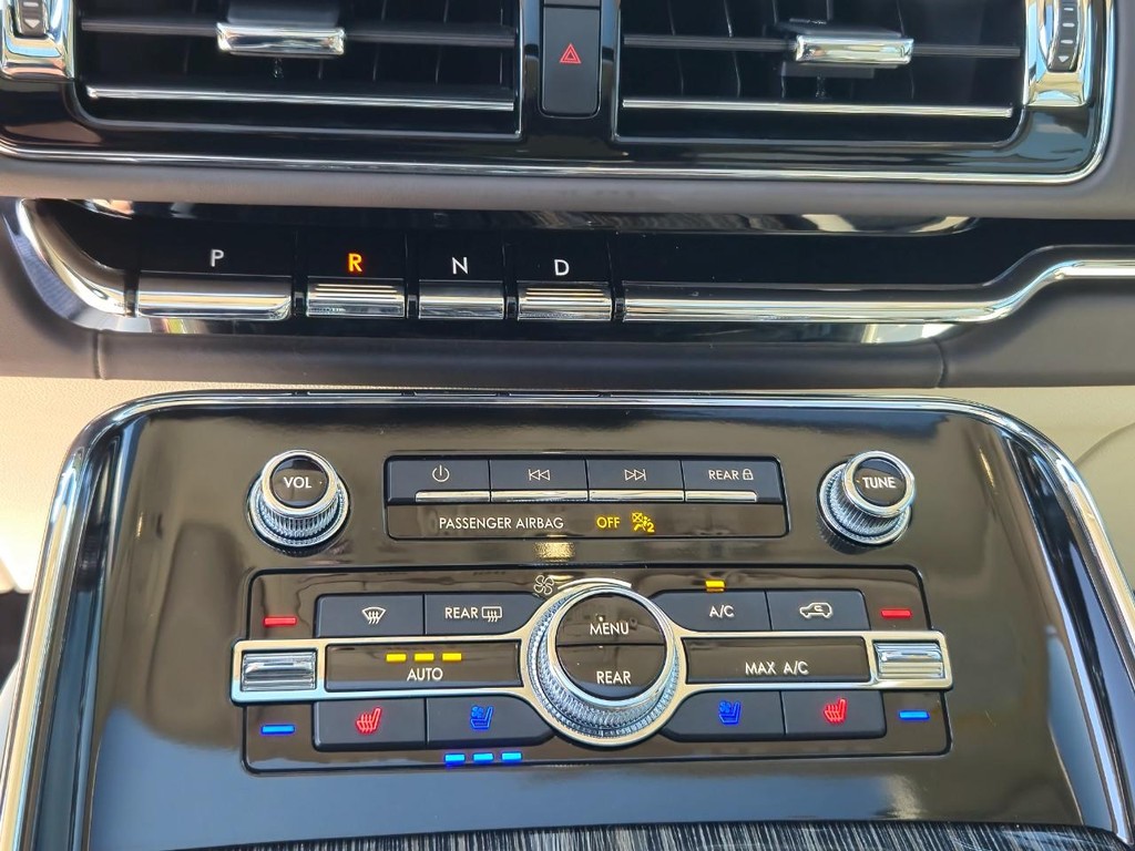 Lincoln Navigator Vehicle Full-screen Gallery Image 23