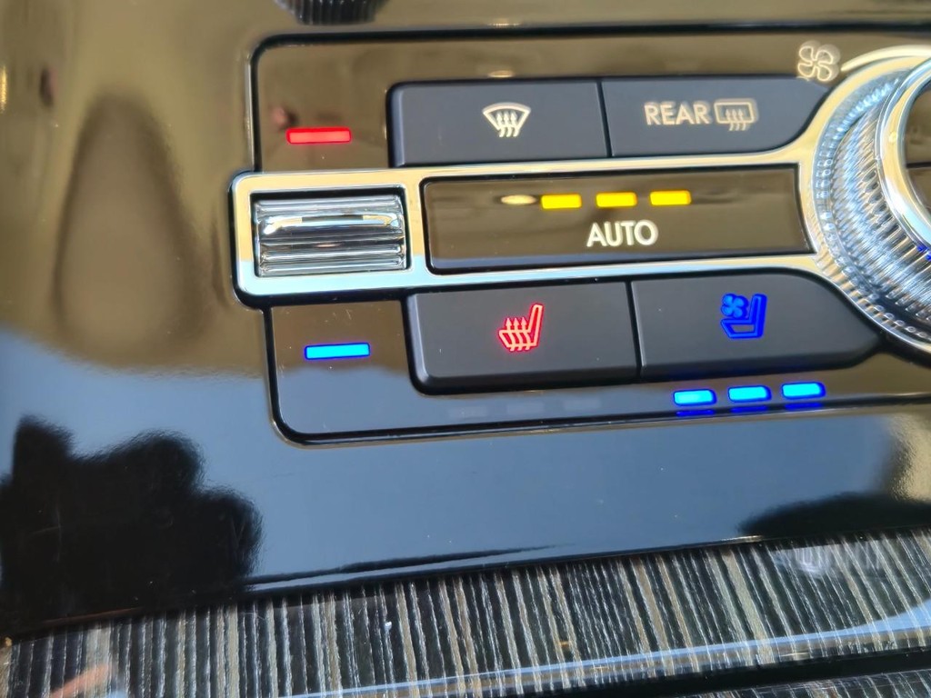 Lincoln Navigator Vehicle Full-screen Gallery Image 24