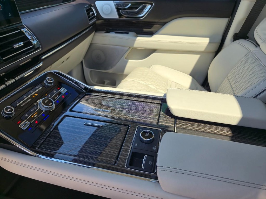 Lincoln Navigator Vehicle Full-screen Gallery Image 25