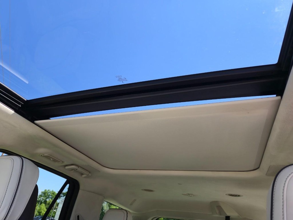 Lincoln Navigator Vehicle Full-screen Gallery Image 27