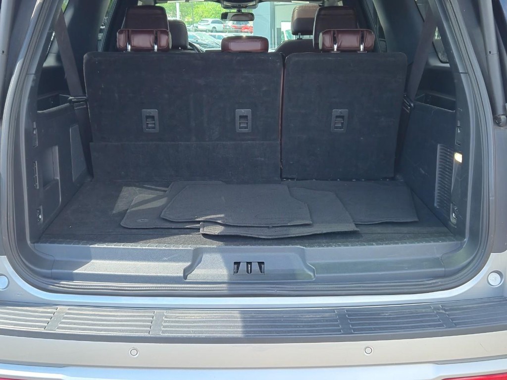 Ford Expedition Max Vehicle Full-screen Gallery Image 5