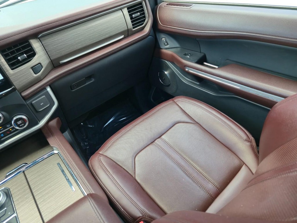 Ford Expedition Max Vehicle Full-screen Gallery Image 15