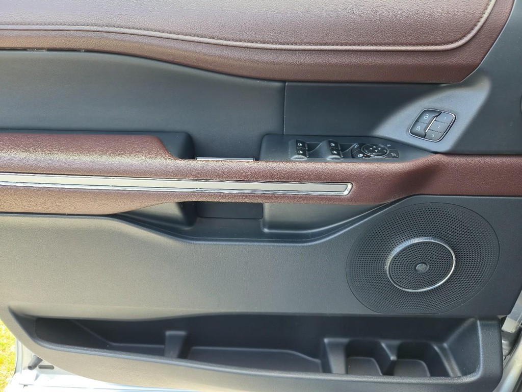 Ford Expedition Max Vehicle Full-screen Gallery Image 16