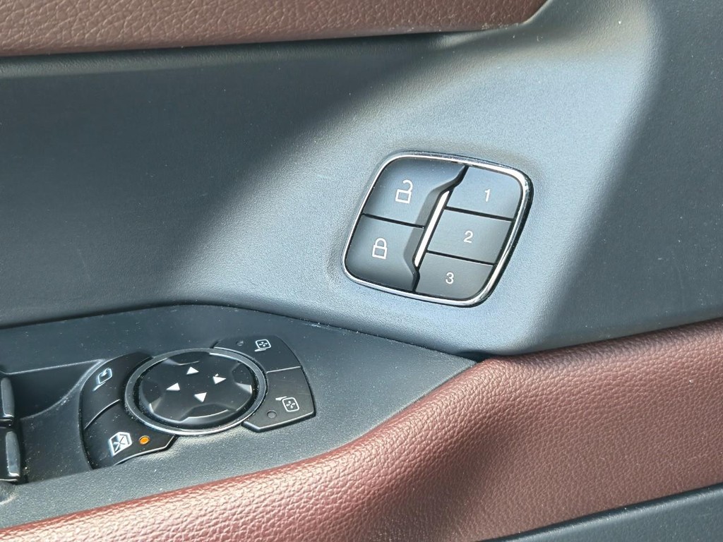 Ford Expedition Max Vehicle Full-screen Gallery Image 17