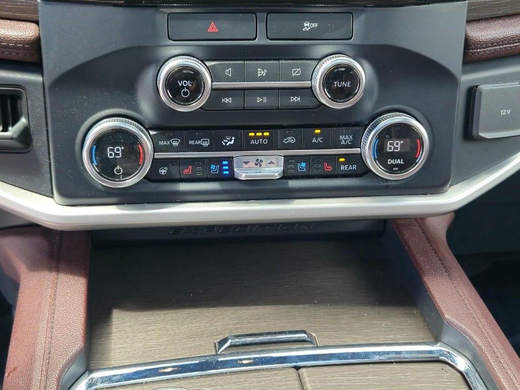 Ford Expedition Max Vehicle Full-screen Gallery Image 22