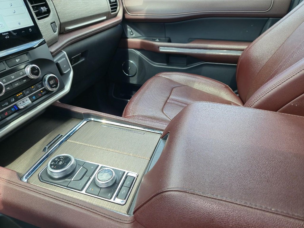 Ford Expedition Max Vehicle Full-screen Gallery Image 24