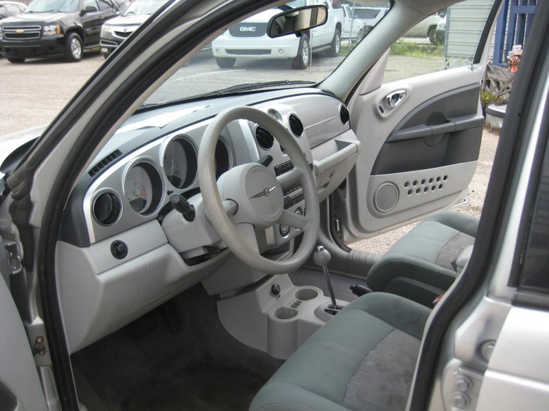 Chrysler PT Cruiser Vehicle Image 16