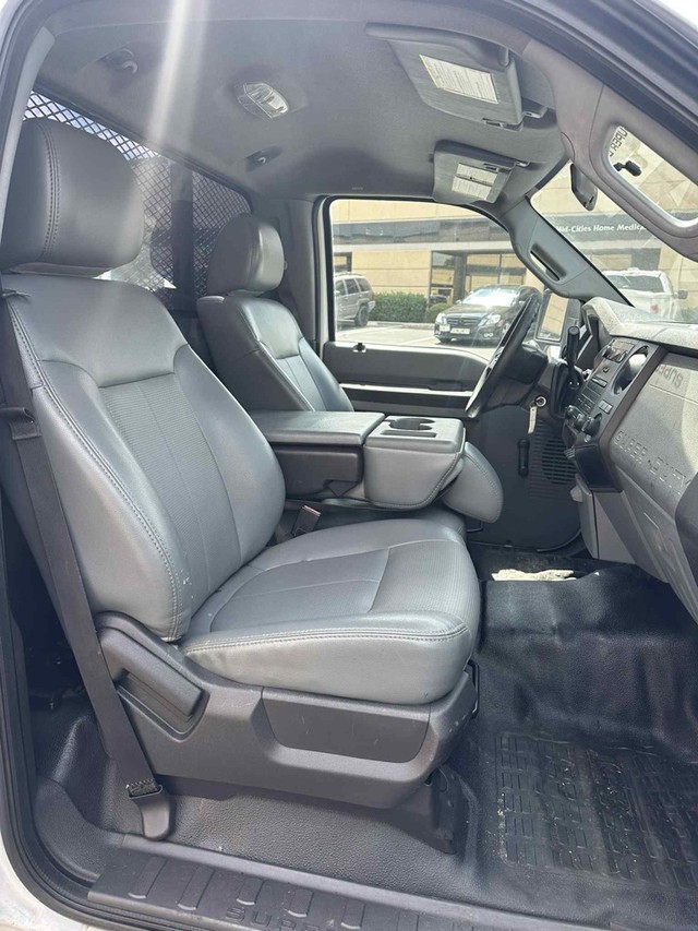 Ford F-350 Vehicle Full-screen Gallery Image 7