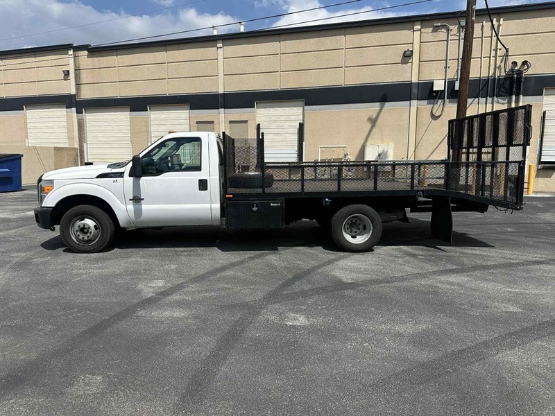 Ford F-350 Vehicle Full-screen Gallery Image 2