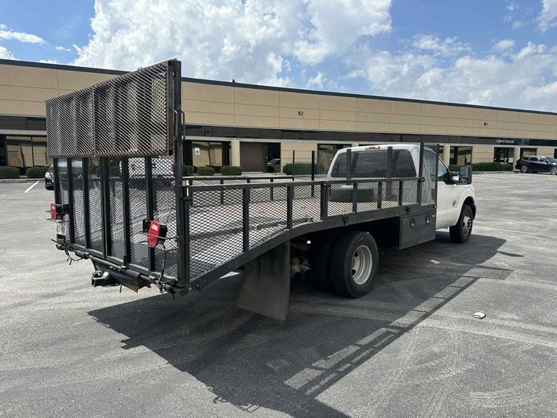 Ford F-350 Vehicle Full-screen Gallery Image 4