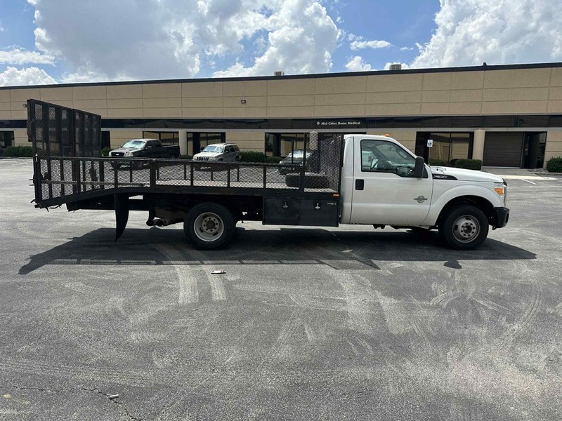 Ford F-350 Vehicle Full-screen Gallery Image 5