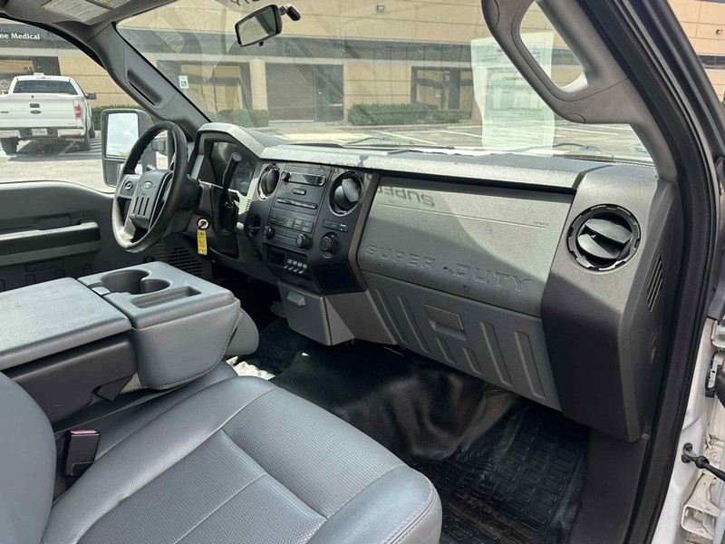 Ford F-350 Vehicle Full-screen Gallery Image 6