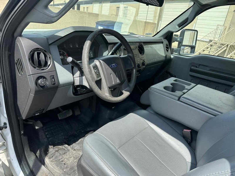 Ford F-350 Vehicle Full-screen Gallery Image 10