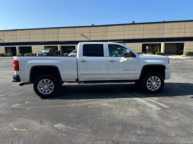 GMC Sierra 2500HD Vehicle Full-screen Gallery Image 6