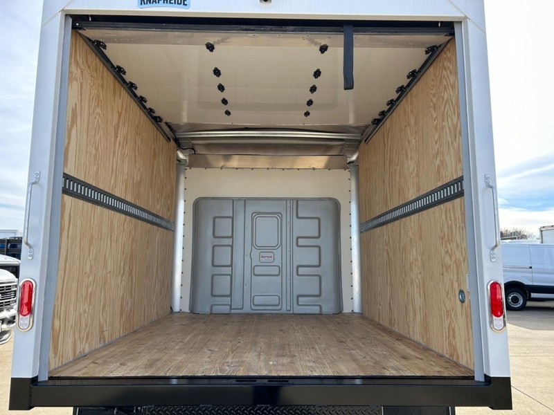 Ford E-Series Cutaway Vehicle Full-screen Gallery Image 14