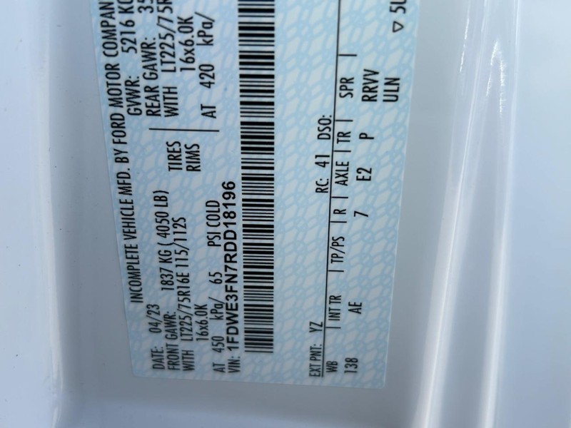 Ford E-Series Cutaway Vehicle Full-screen Gallery Image 16