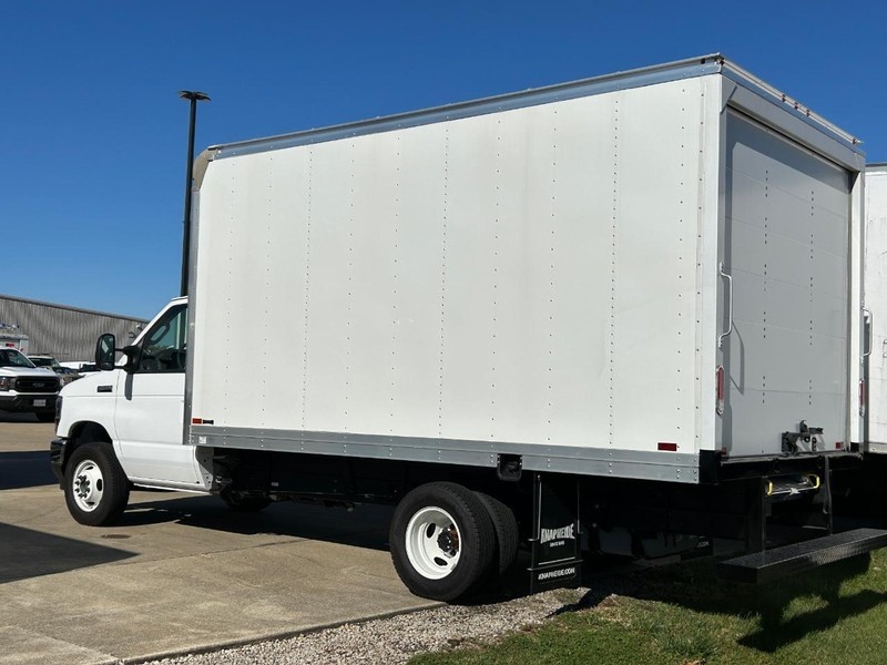 Ford E-Series Cutaway Vehicle Full-screen Gallery Image 6