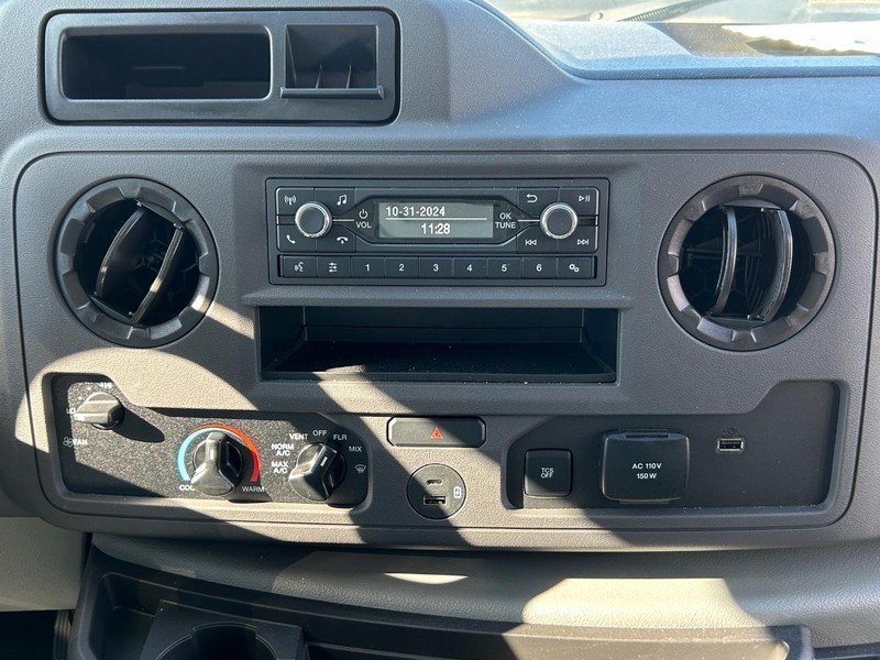 Ford E-Series Cutaway Vehicle Full-screen Gallery Image 12