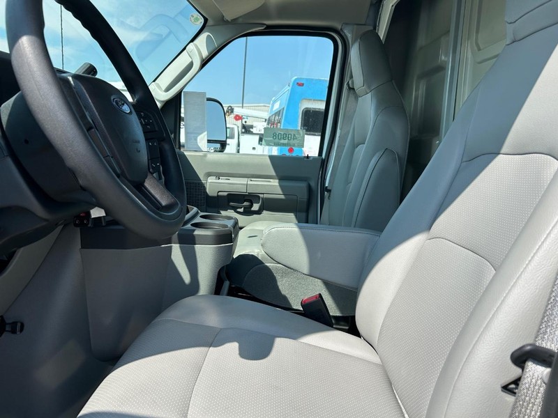 Ford E-Series Cutaway Vehicle Full-screen Gallery Image 8