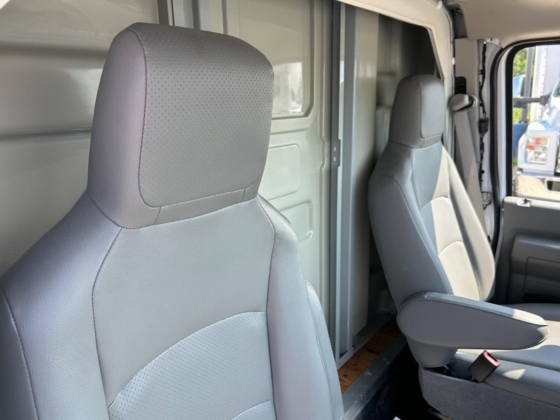 Ford E-Series Cutaway Vehicle Full-screen Gallery Image 12