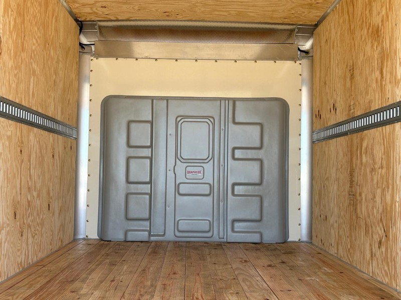 Ford E-Series Cutaway Vehicle Full-screen Gallery Image 18