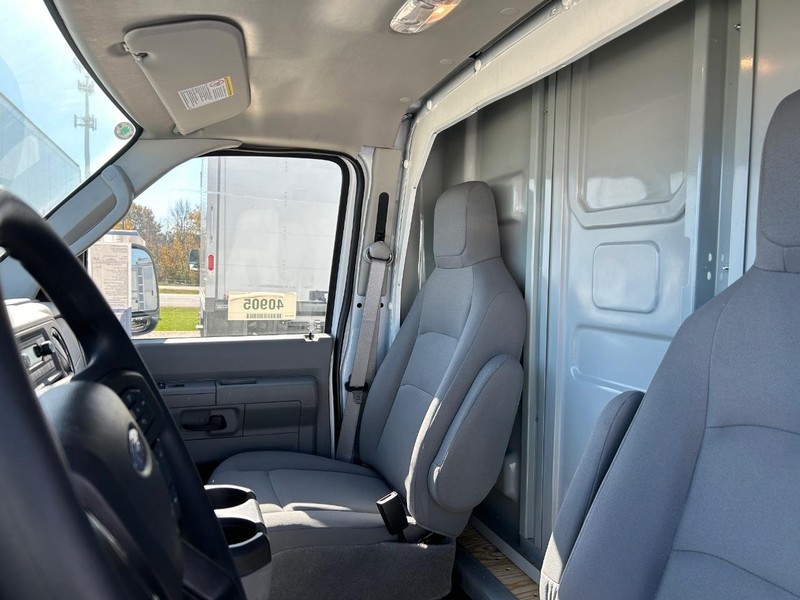 Ford E-Series Cutaway Vehicle Full-screen Gallery Image 8