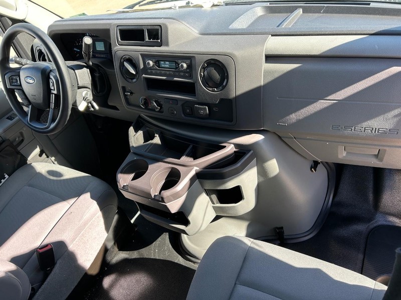 Ford E-Series Cutaway Vehicle Full-screen Gallery Image 13