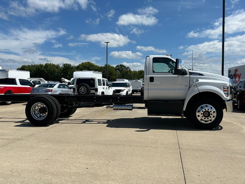 Ford F-750 Straight Frame Gas Vehicle Full-screen Gallery Image 2