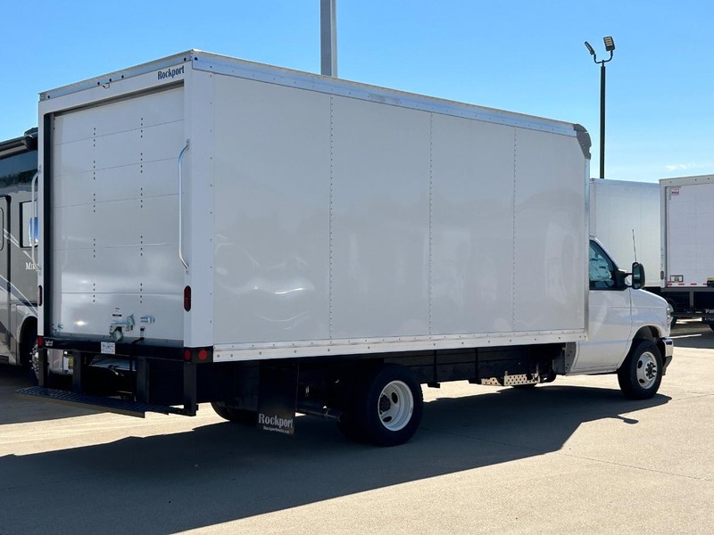 Ford E-Series Cutaway Vehicle Full-screen Gallery Image 3