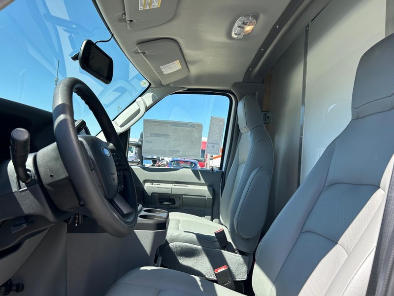 Ford E-Series Cutaway Vehicle Full-screen Gallery Image 4