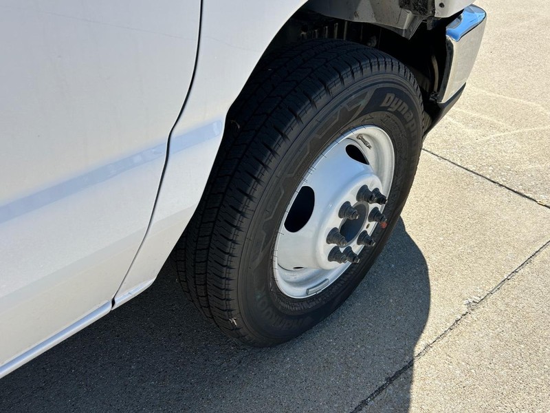 Ford E-Series Cutaway Vehicle Full-screen Gallery Image 14