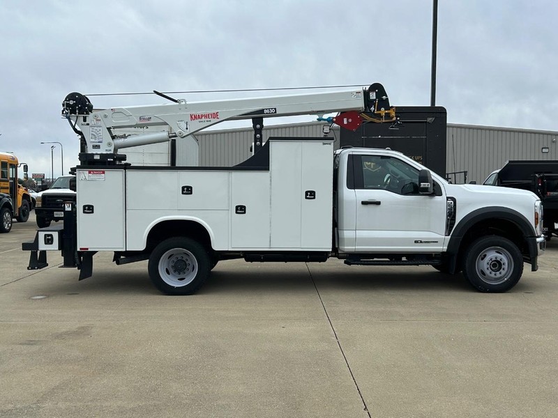 Ford Super Duty F-550 DRW Vehicle Full-screen Gallery Image 2