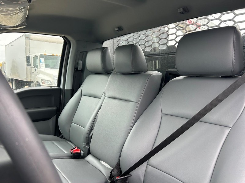 Ford Super Duty F-550 DRW Vehicle Full-screen Gallery Image 8
