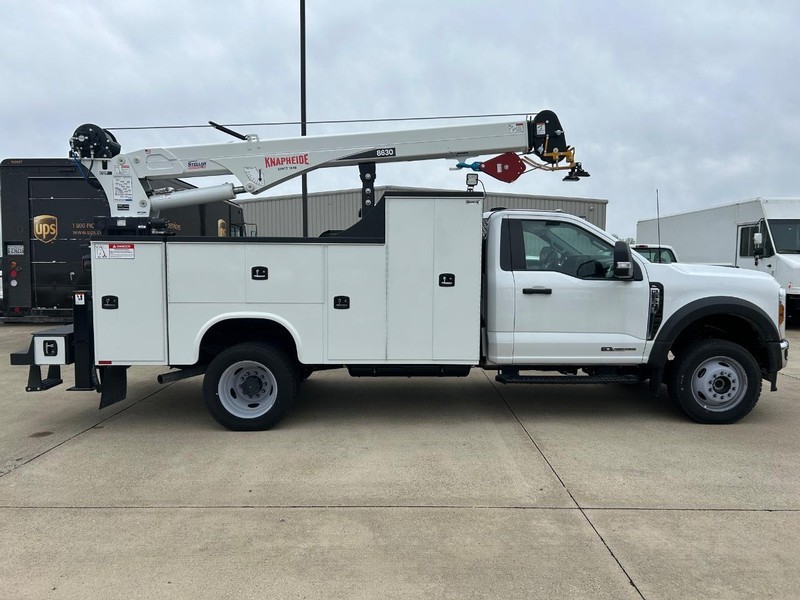 Ford Super Duty F-550 DRW Vehicle Full-screen Gallery Image 2