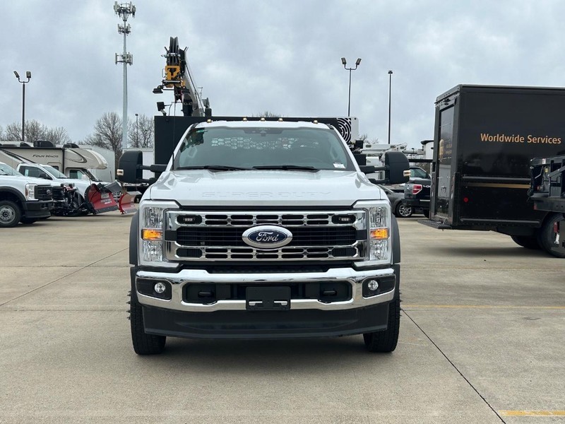 Ford Super Duty F-550 DRW Vehicle Full-screen Gallery Image 4