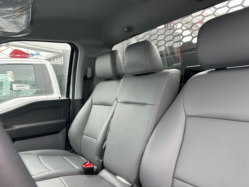 Ford Super Duty F-550 DRW Vehicle Full-screen Gallery Image 7