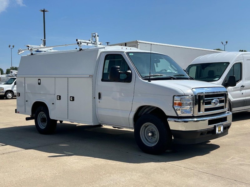 Ford E-Series Cutaway Vehicle Full-screen Gallery Image 2