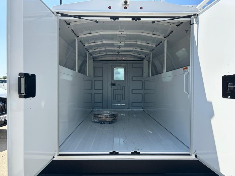Ford E-Series Cutaway Vehicle Full-screen Gallery Image 14