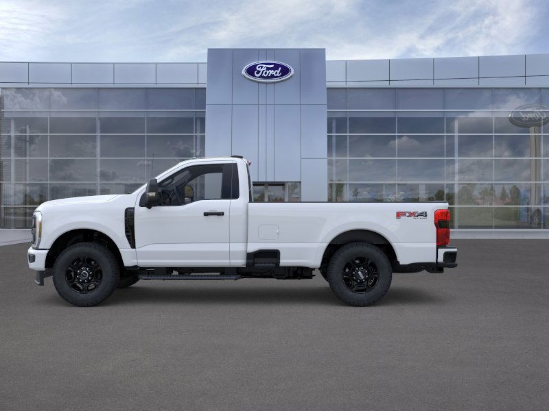 Ford Super Duty F-350 SRW Vehicle Full-screen Gallery Image 3